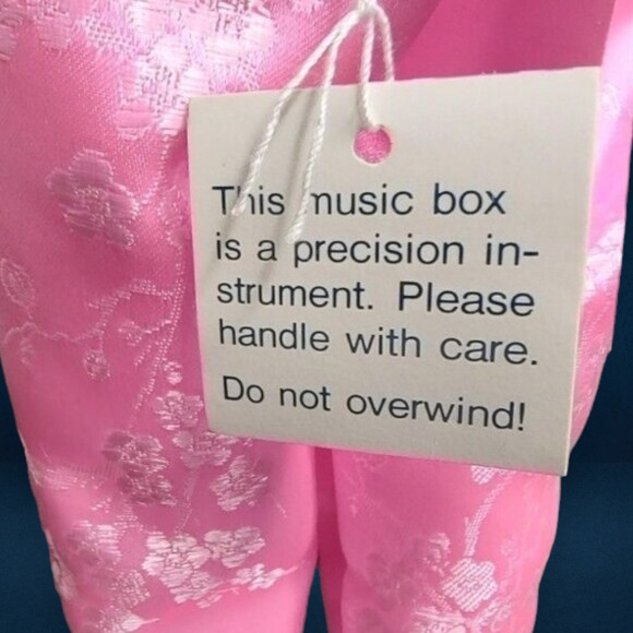 Vintage 1992 “Ushi” Doll – Ellis Island – American Dreams – Plays Kao Shan Ching - Picture 4 of 14